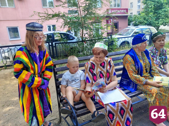 В Саратове сказки народов России читали под открытым небом