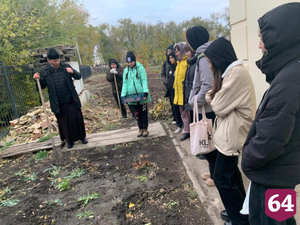 Под Саратовом дети помогали священнику сажать желуди