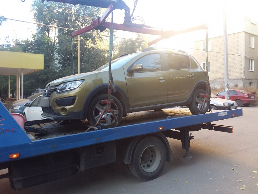 За долг по кредиту у женщины арестовали Renault