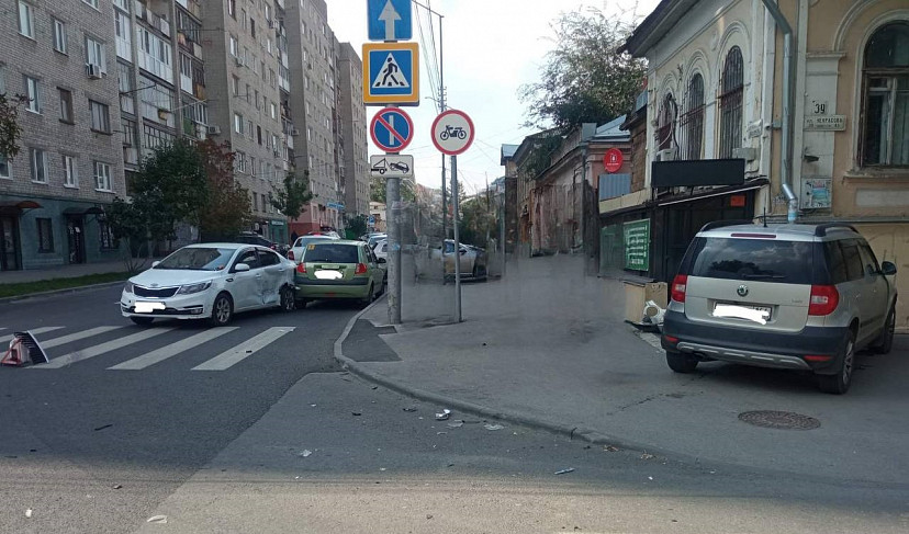 В центре Саратова иномарка после аварии выехала на тротуар 