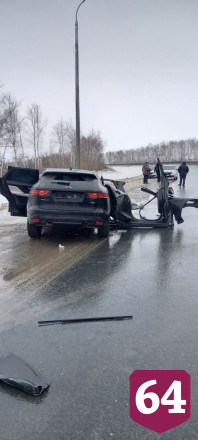 На трассе под Саратовом девушка врезалась в столб на «Ягуаре»