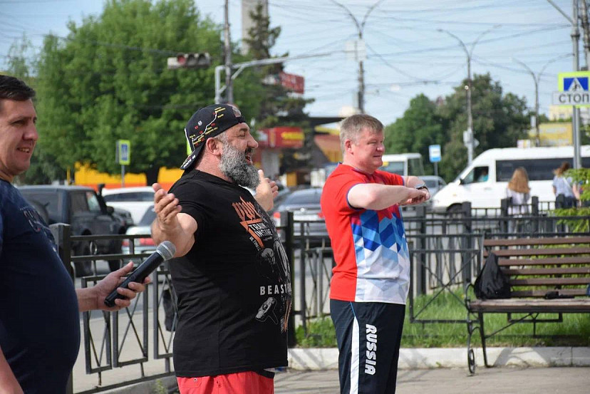 Глава Саратова вышел на зарядку с силачом