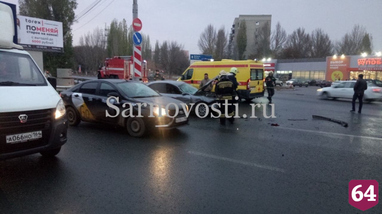 В Саратове водителя иномарки увезли в больницу после ДТП с грузовиком