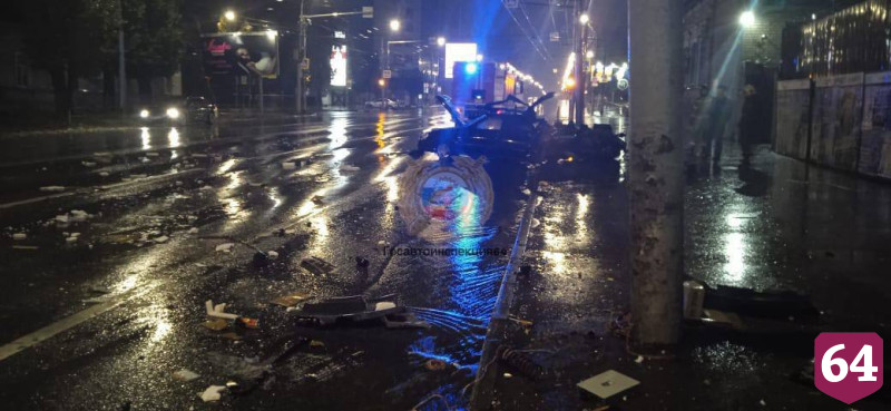 Пять человек покалечились в ДТП со столбом в Саратове
