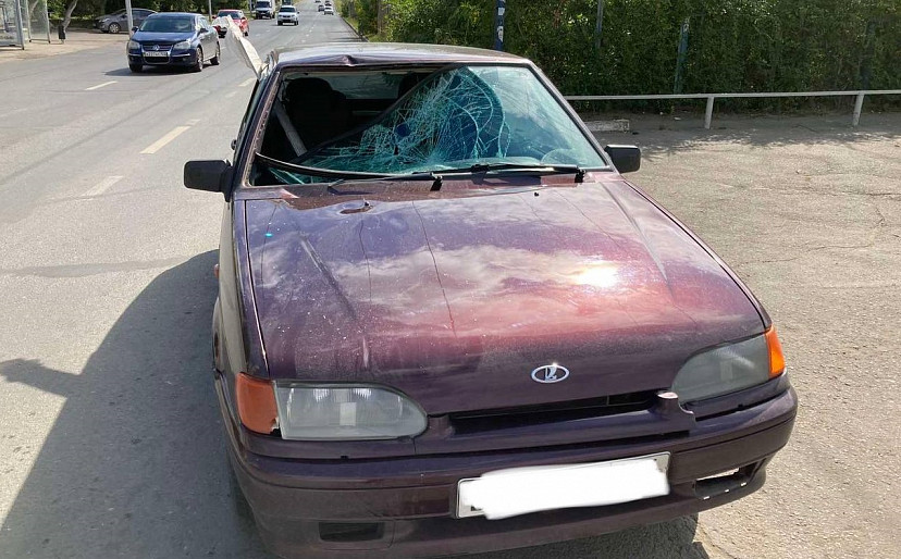 На улице Тархова под «Ладу» попала женщина 