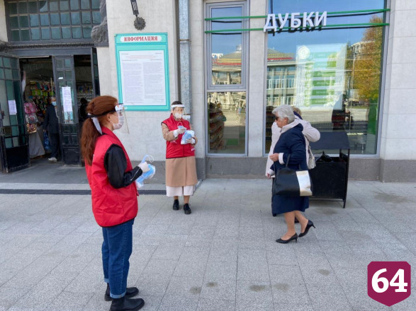 На улицах Саратова начали бесплатно раздавать маски 