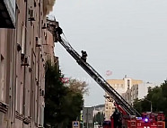 В Саратове пожарные с применением спецлестницы тушили квартиру