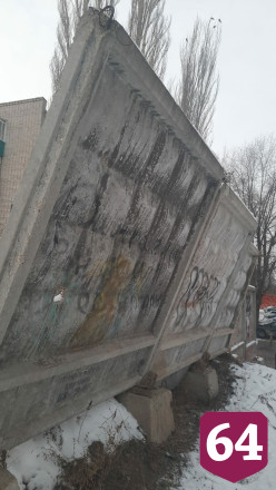 Саратовцы просят снести опасный заброшенный забор рядом со школой