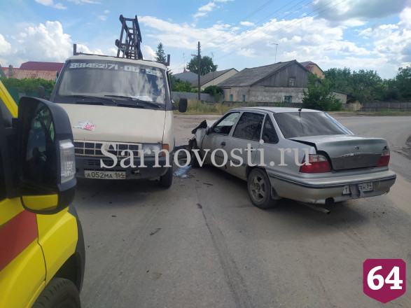 В Саратове пьяный водитель уснул за рулем и протаранил грузовик