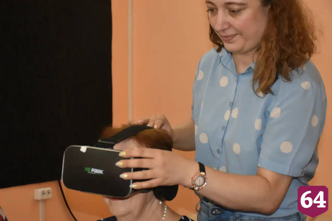 Саратовские пенсионеры «погуляли» по Петербургу в виртуальных очках 