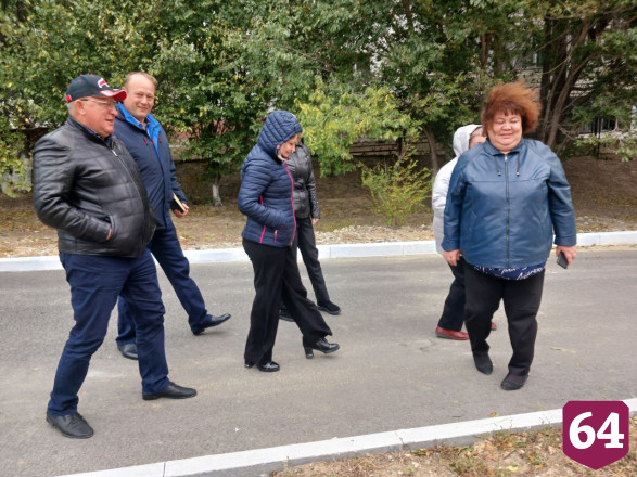 В саратовском поселке построили спортплощадку с окопом