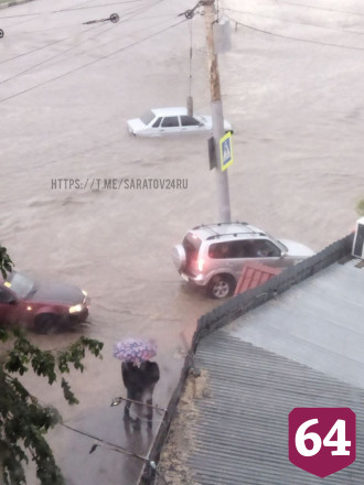 Сильный ливень затопил в Саратове несколько улиц
