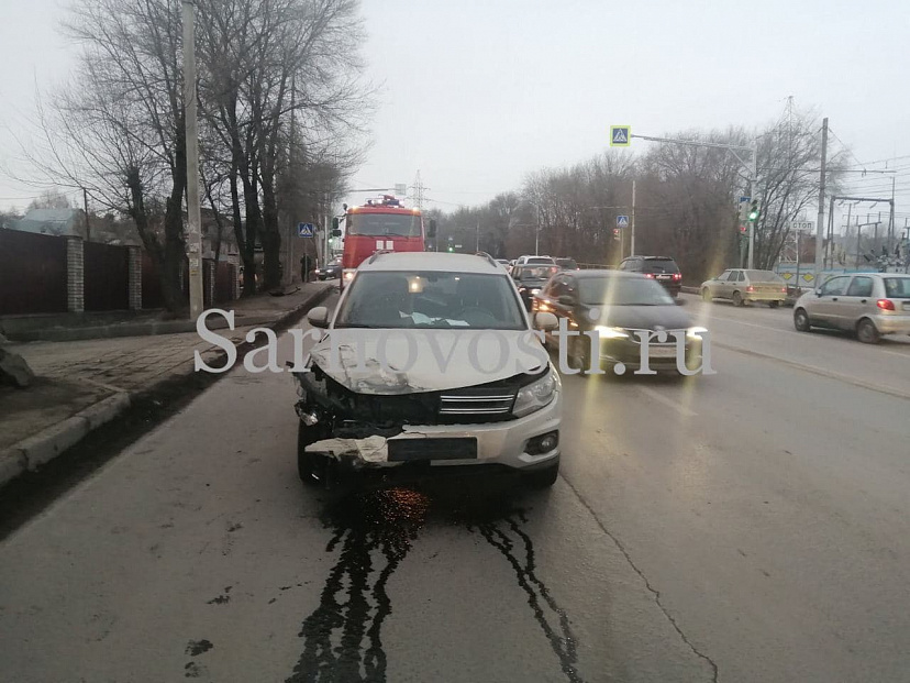 В Саратове пассажирку легковушки увезли в больницу после ДТП