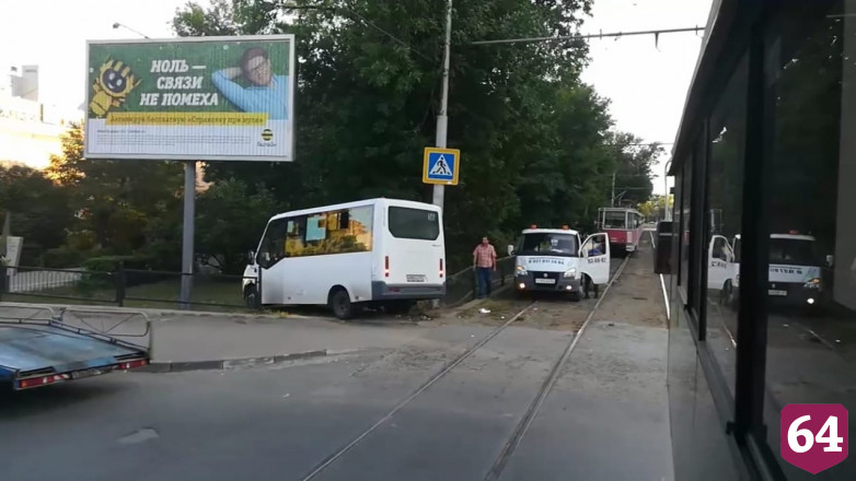 Маршрутка пробила забор и вылетела на аллею после ДТП с такси