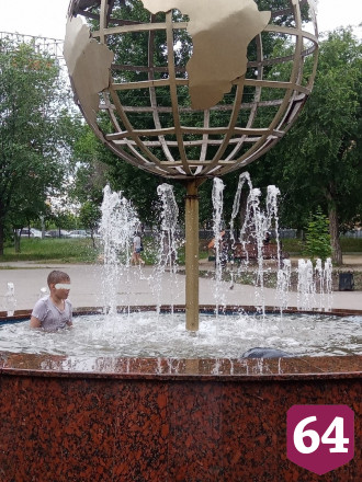 В Саратове дети устроили заплывы в городском фонтане