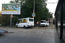 Маршрутка пробила забор и вылетела на аллею после ДТП с такси