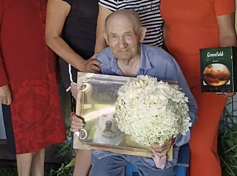 Саратовскому трактористу на 90-летие подарили картину с лабрадором