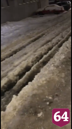 В Саратове не чищенную от снега улицу заливает водой