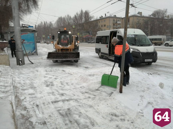 Дороги от снега в Саратове убирают 270 машин