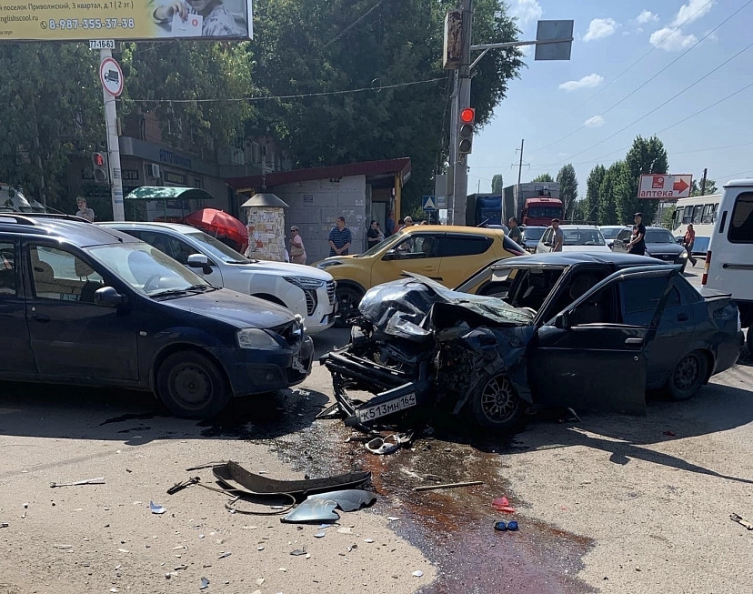 Водитель «Приоры» пострадал в массовой аварии под Энгельсом