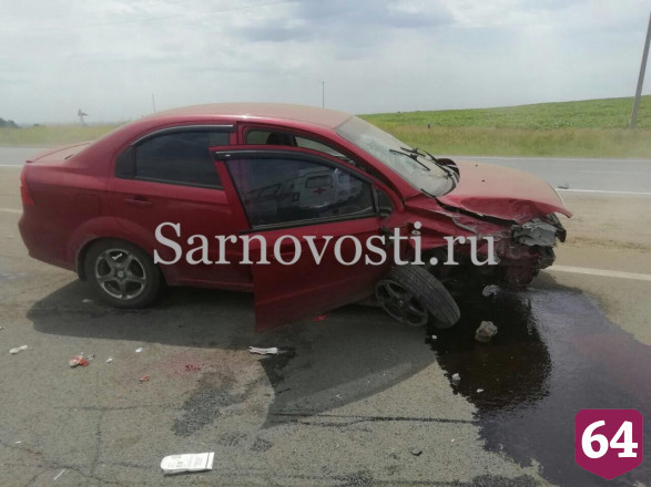 В аварии под Саратовом разбились двое мужчин и женщина