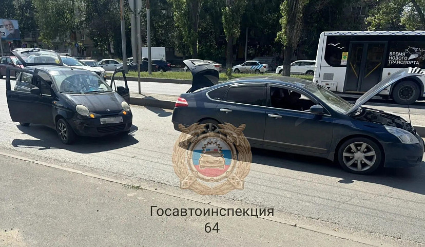 Женщина пострадала в аварии с малолитражкой в Саратове