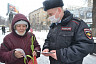 Полицейские на улицах Саратова дарили женщинам цветы