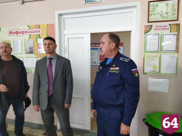 Зампред проверил температуру в школах 