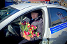 Полицейские с цветами испугали саратовских автоледи 