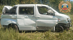 Два человека пострадали при съезде минивэна с дороги в Саратовской области