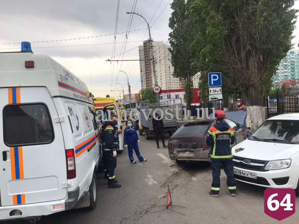 В Саратове легковушку отбросило на дорожный знак после ДТП