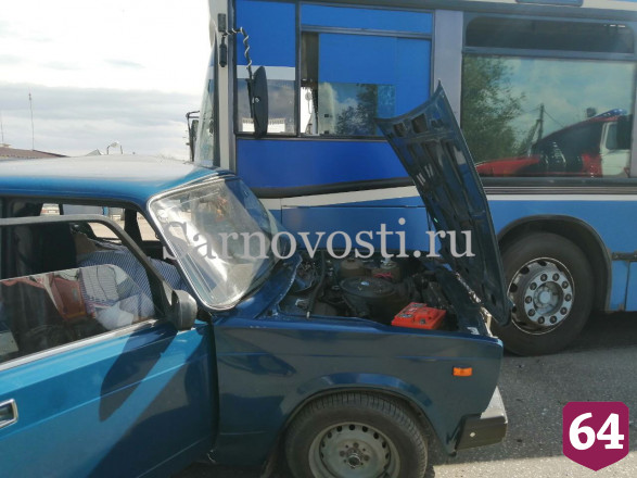 Под Саратовом в ДТП с автобусом погиб водитель легковушки