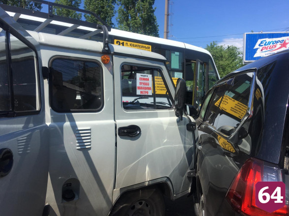 В Саратове три машины влетели в ДТП с маршрутками