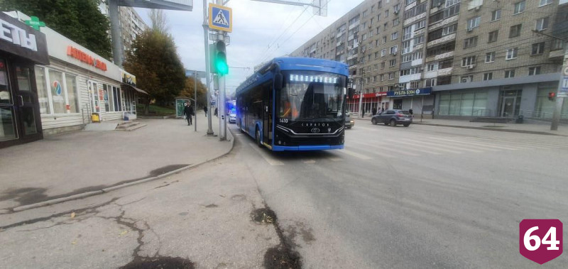 В троллейбусе травмировалась 67-летняя жительница Саратова