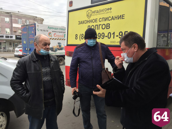 Водитель автобуса ел яблоко без маски и попался