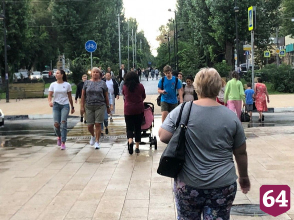 Жители Саратова после дождя вышли гулять без масок