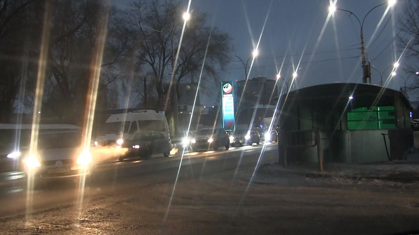 На перекрестке в Саратове ловили нарушителей «двойной сплошной»
