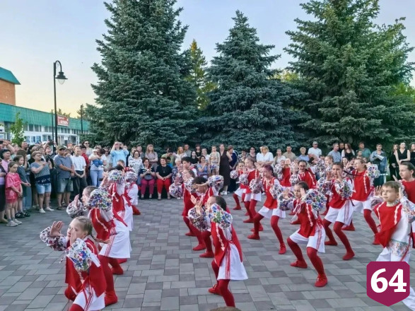 В День города выпускники танцевали школьный вальс