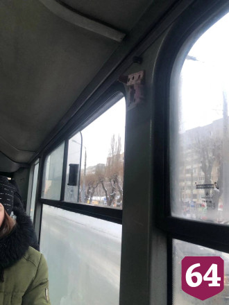 Саратовцев в мороз возят на автобусе с открытым окном