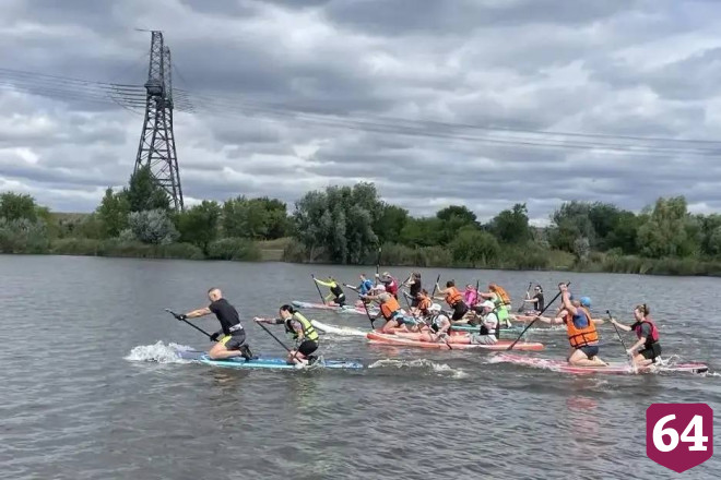 Саратовские пенсионерки в костюмах индейца и русалки участвовали в сап-карнавале 