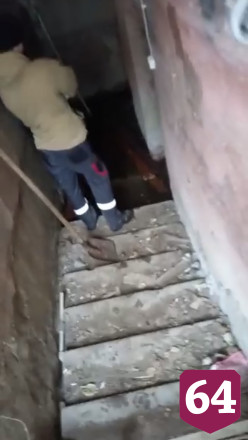 В Саратове подвалы девятиэтажки заливает нечистотами