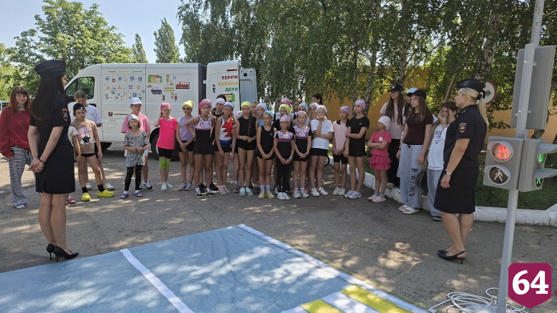 По Саратовской области курсирует первый мобильный детский автогородок