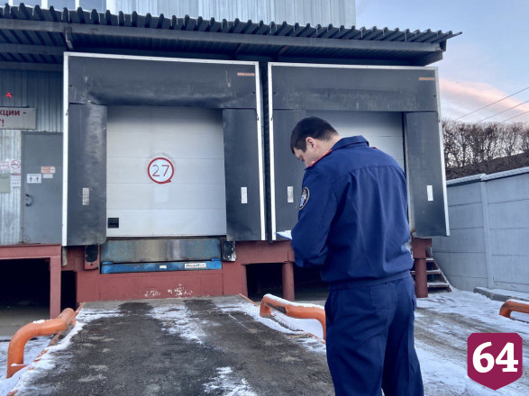 В Саратове водителя придавило погрузчиком на производстве