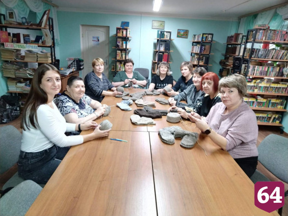 В доме-интернате под Саратовом вяжут носки для участников СВО
