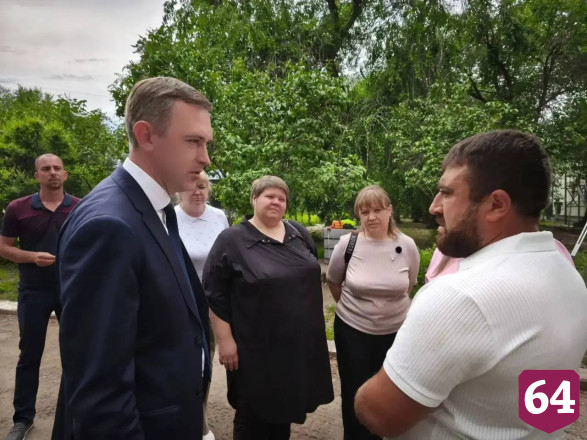 В Энгельсе между школой и детсадом обустраивают тротуар