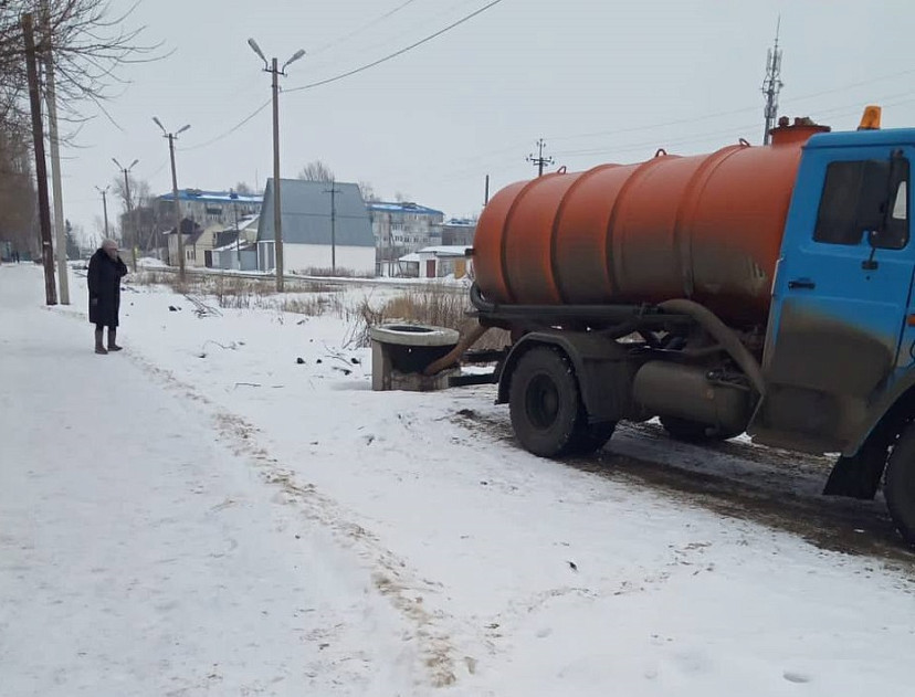 Саратовцы пожаловались на зловонный слив нечистот у частного сектора