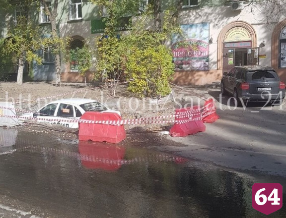 В Саратове автомобиль такси попал в коммунальную яму