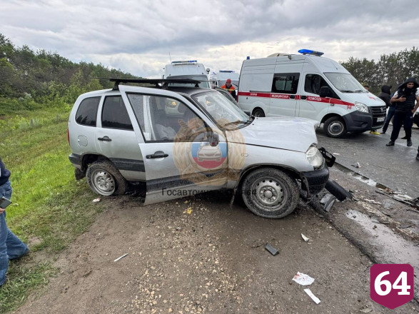 Шесть человек пострадали в массовой аварии на окраине Саратова