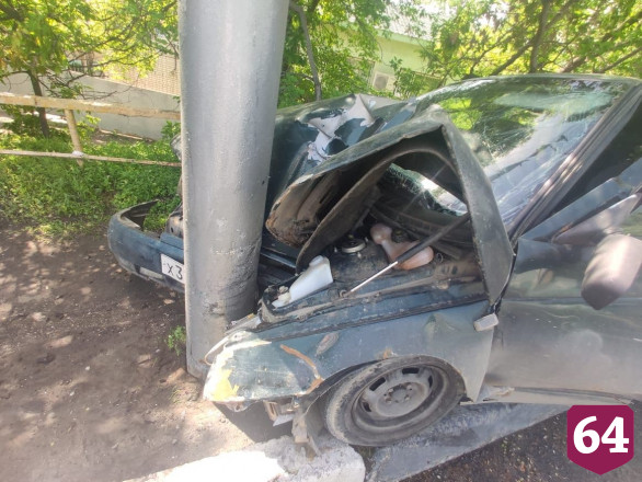 На мосту в Саратове автомобиль влетел в столб