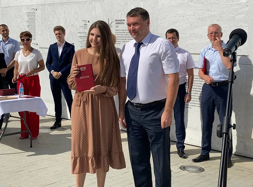 В Парке покорителей космоса вручили дипломы выпускникам вуза